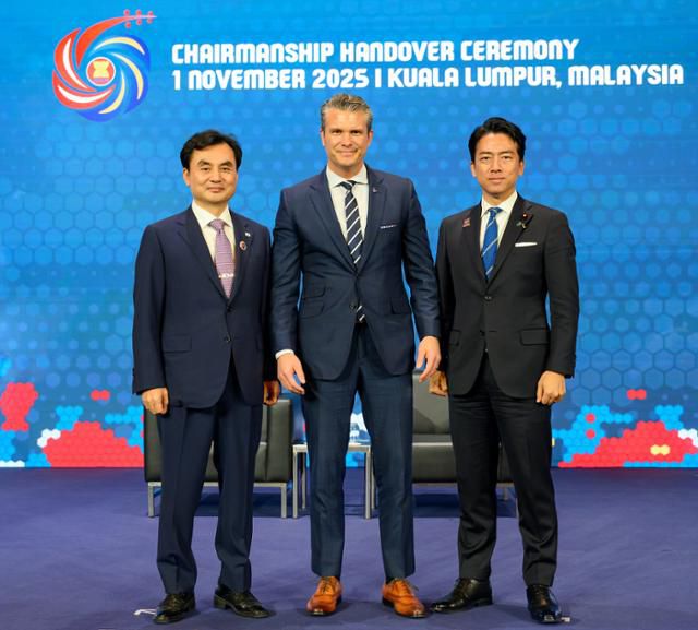 안규백(왼쪽) 국방부 장관이 1일 말레이시아 쿠알라룸푸르에서 열린 아세안확대국방장관회의를 마친 뒤 피트 헤그세스(가운데) 미국 국방(전쟁)장관, 고이즈미 신지로 일본 방위장관과 기념촬영을 하고 있다. 연합뉴스