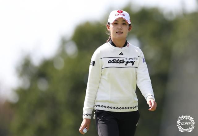 홀 아웃을 하고 있는 황유민. KLPGA 제공