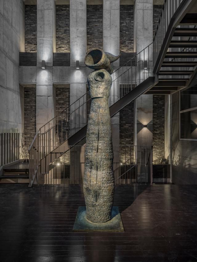 서울 용산구 타데우스 로팍 서울에 설치된 호안 미로의 청동 조각 '여인과 새'. 타데우스 로팍 제공