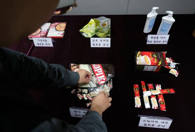 5일 서울 강남구 서울세관에서 관세청 관계자가 최근 적발된 마약 은닉 도구 샘플들을 정리하고 있다. 뉴시스