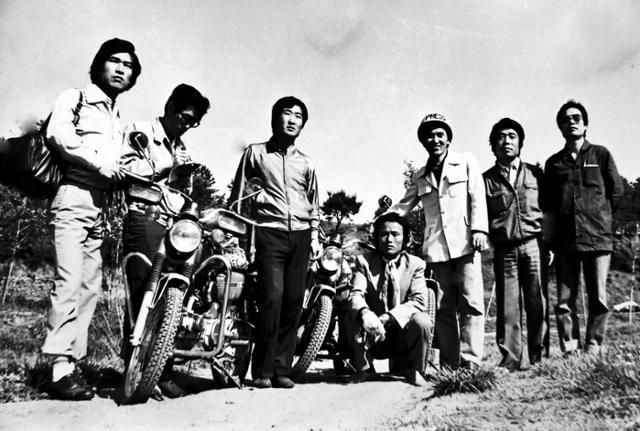 1980년 5월 21일 광주 후발대로 파견된 채의석(왼쪽 두 번째) 당시 한국일보 사회부 사건팀장, 박태홍(왼쪽 다섯 번째)·김용일(왼쪽 여섯 번째) 당시 사진부 기자의 모습. 오토바이를 타고 광주 시내로 본격 진입하기 전 촬영한 것으로, 나머지 인원은 신원이 명확히 확인되지 않는다. 박태홍 전 한국일보 기자 제공