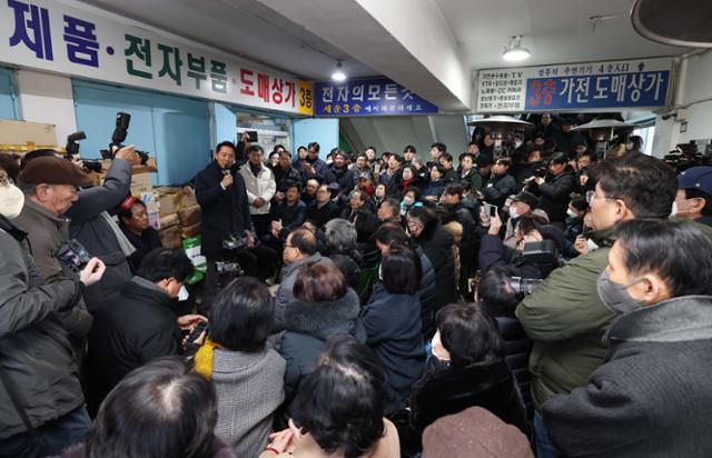 오세훈 서울시장이 4일 서울 종로구 세운재정비 촉진지구를 방문, 주민들과 간담회를 하고 있다. 연합뉴스