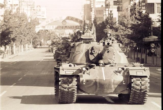 1980년 5월 27일 광주 시내에서 계엄군의 탱크가 지나가는 모습. 앞서 이날 새벽 공수부대에 의한 시민 무력 진압작전인 상무충정작전이 개시됐다. 한국일보 임시취재반