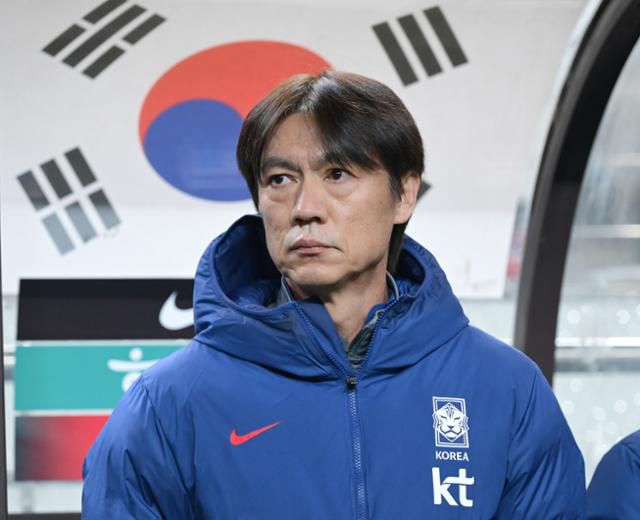 홍명보 한국 축구대표팀 감독이 18일 서울월드컵경기장에서 열린 가나와의 평가전 도중 경기장을 바라보고 있다. 최주연 기자