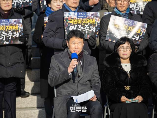 이금규 채상병 특검보가 3일 서울 여의도 국회 본청 계단에서 열린 더불어민주당 '12.3 내란 저지 1년' 현장 최고위원회의에서 말하고 있다. 민주당 제공