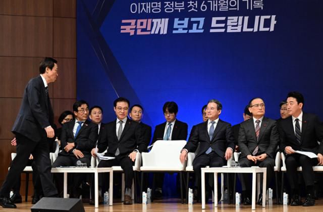 우상호 대통령실 정무수석이 7일 서울 용산 대통령실 대강당에서 열린 이재명 정부 6개월 성과 간담회에서 늦게 도착해 황급히 자리하고 있다. 왕태석 선임기자