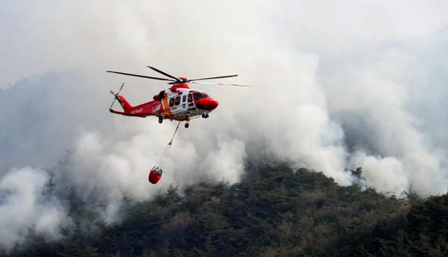 2023년 4월 전남 함평군 대동면 연암리 산불 현장에서 소방헬기가 진화 작업을 하고 있다. 함평=뉴시스
