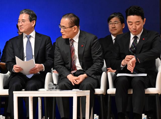 강훈식 대통령실 비서실장이 7일 서울 용산 대통령실 대강당에서 열린 대통령실 6개월 성과 간담회에서 시작시간이 늦어지자 시계를 보며 우상호 정무수석을 기다리고 있다. 앞줄 왼쪽부터 김용범 정책실장, 위성락 안보실장, 강 비서실장. 왕태석 선임기자