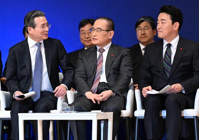 대통령실이 7일 용산 대통령실 청사에서 '이재명 정부 첫 6개월의 기록 국민께 보고드립니다'라는 제목의 성과 간담회를 개최했다. 성과 설명에 나선 김용범(왼쪽부터) 정책실장과 위성락 국가안보실장, 강훈식 대통령 비서실장이 간담회 시작 전 대화를 나누고 있다. 왕태석 선임기자