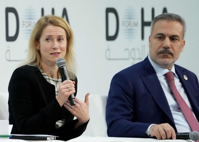 카야 칼라스(왼쪽) 유럽연합(EU) 외교안보 고위대표가 카타르에서 열린 도하 포럼 개막식에서 발언하고 있다. 도하=AFP 연합뉴스