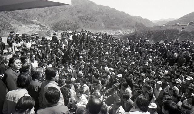 1980년 4월 25일 강원 정선군 사북읍에 당시 야당인 신민당 관계자들이 찾아오자, 광부들이 구름같이 몰려들어 진상을 설명하고 있다. 한국일보 자료사진