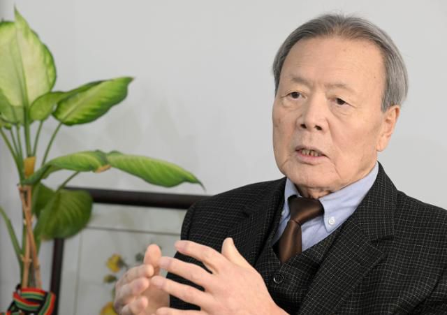 문창재 전 한국일보 논설실장이 2023년 1월 한국일보와 인터뷰하고 있다.