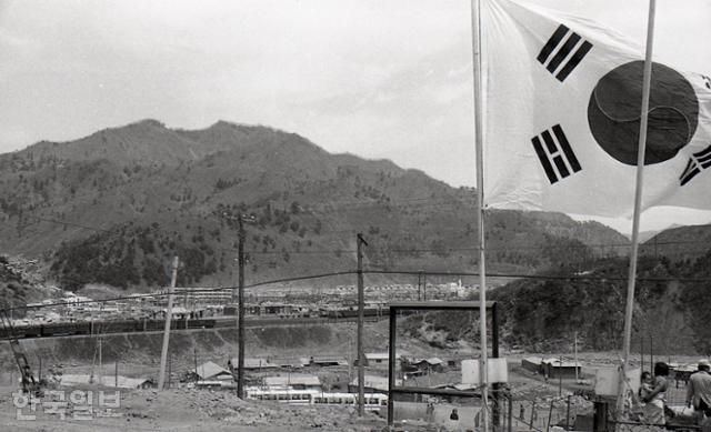 1980년 4월 24일 강원 정선군 사북읍에 걸린 태극기가 바람에 날리고 있다. 한국일보 자료사진