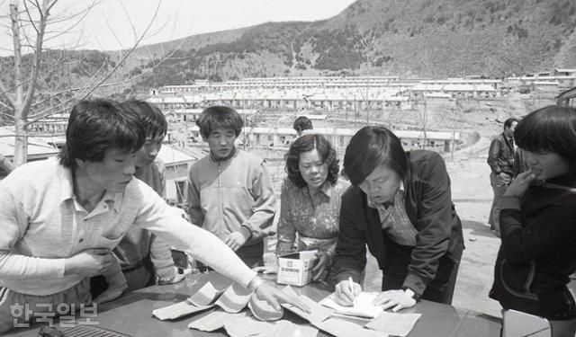 문창재(오른쪽 두번째) 한국일보 기자가 1980년 4월 강원 정선군 사북읍 동원탄좌 현장에서 광부들의 노동환경을 취재하고 있다. 광부들이 월급봉투를 꺼내들고 와서 열악한 처우에 대해 설명하고 있다. 한국일보 자료사진