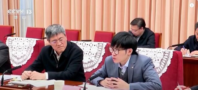 딥시크 창업자 량원펑(앞줄 오른쪽). 관영 중국중앙TV(CCTV) 캡처