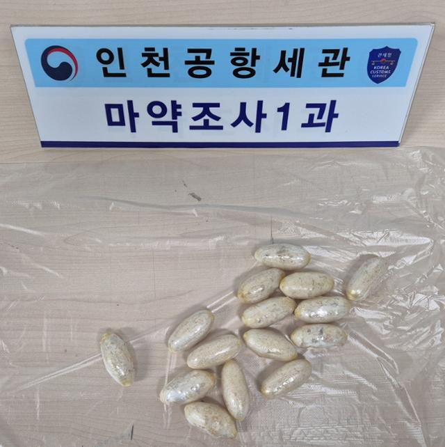 관세청 인천공항세관은 마약류 관리에 관한 법률 위반 혐의로 네덜란드 국적 남성 A(40)씨를 구속 상태로 검찰에 송치했다고 9일 밝혔다. 사진은 A씨가 신체 등에 은닉한 마약. 인천공항세관 제공