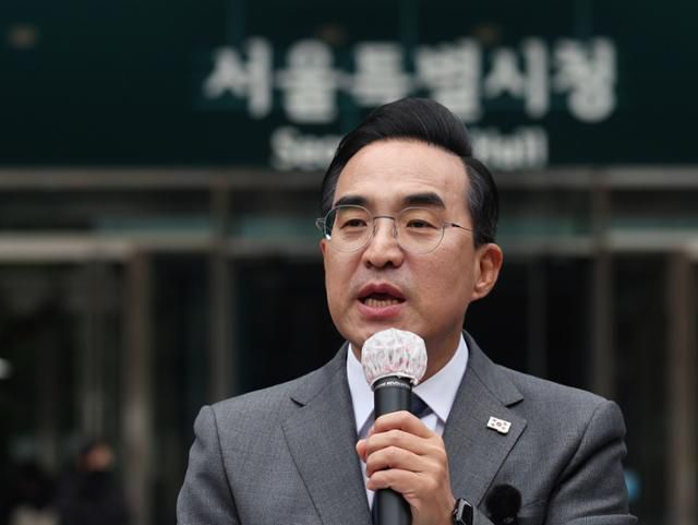 박홍근 더불어민주당 의원이 지난달 26일 서울 중구 서울시청 앞에서 내년 6월 3일 치러질 서울시장 선거에 출마하겠다는 선언을 하고 있다. 뉴시스