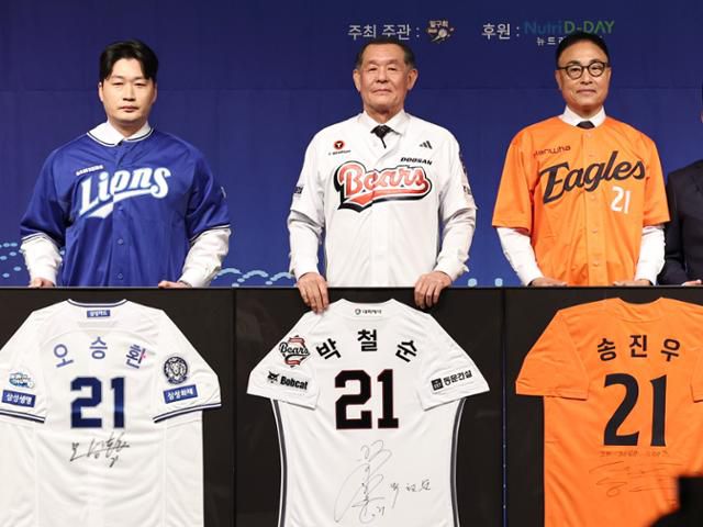 8일 서울 강남구 청담동 리베라호텔에서 열린 2025 일구상 시상식에서 오승환(왼쪽부터) 박철순 송진우가 21번 영구결번 착장식을 진행한 뒤 유니폼 액자와 함께 기념촬영을 하고 있다. 뉴스1