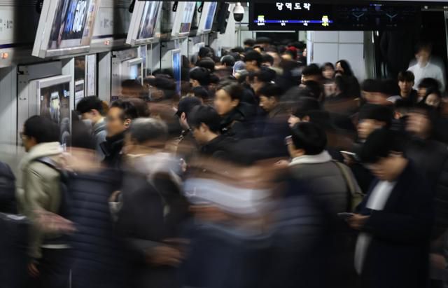 2일 서울지하철 1∼8호선을 운영하는 서울교통공사 노동조합이 오는 12일 파업을 예고한 가운데, 서울역에서 출근길 시민들이 이동하고 있다. 연합뉴스