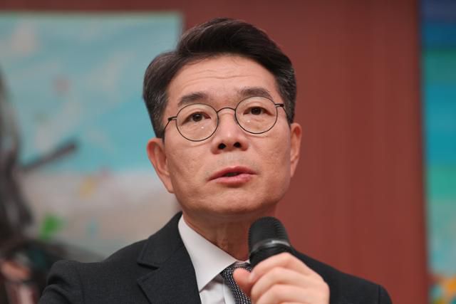 정원오 서울 성동구청장이 10일 서울 성동구 펍지 성수에서 열린 '성수동' 출간 관련 기자간담회에 참석해 취재진 질문에 답하고 있다. 연합뉴스