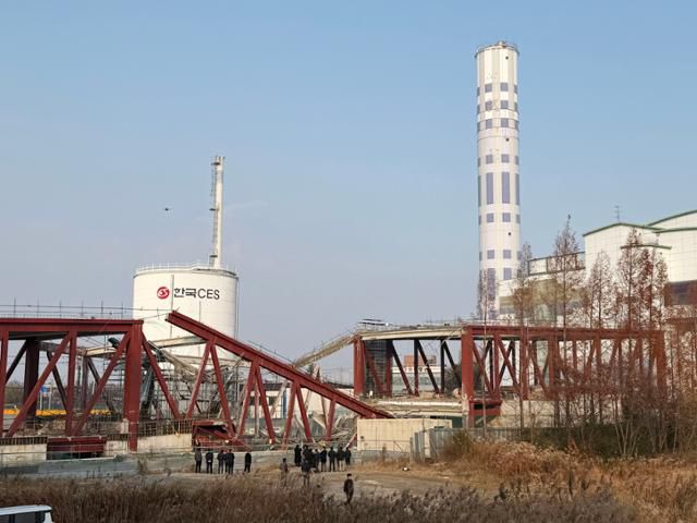 11일 광주 서구 치평동(상무지구)의 광주대표도서관 공사 현장에서 레미콘 타설 중 붕괴 사고가 발생해 4명이 매몰, 소방당국이 구조작업을 하고 있다. 광주=뉴스1