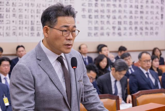 세관 마약수사 외압 의혹과 관련해 서울동부지검 합동수사단에 파견된 백해룡 경정이 지난 10월 국회 법제사법위원회 국정감사에서 의원 질의에 답하고 있다. 연합뉴스