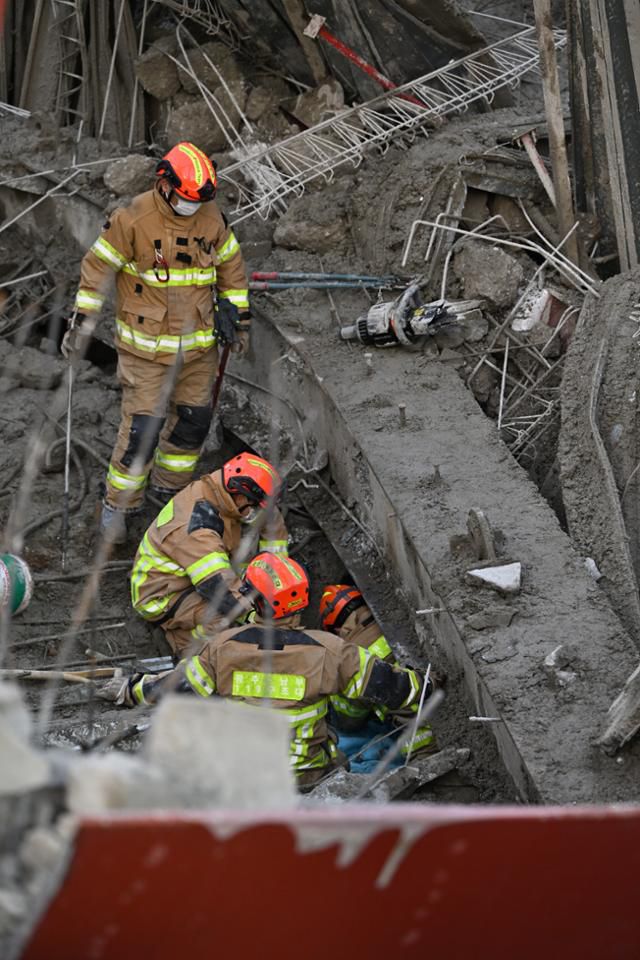 소방 당국이 11일 광주 서구 치평동 광주대표도서관 건설 도중 발생한 콘크리트 타설 작업 중 구조물 붕괴 사고 현장에서 잔해물에 매몰된 것으로 추정되는 작업자들을 수색 구조하고 있다. 광주=뉴시스