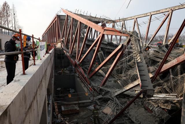 11일 광주 서구 치평동 광주대표도서관 건립 공사장에서 붕괴 사고가 발생해 소방대원들이 매몰자 구조 작업을 벌이고 있다. 광주=연합뉴스