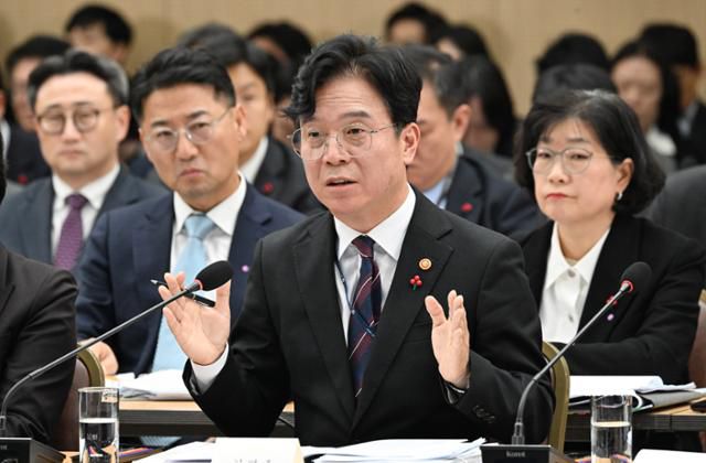 김영훈 고용노동부 장관이 11일 세종시 세종컨벤션센터에서 열린 노동부 업무보고에서 발언하고 있다. 왕태석 선임기자