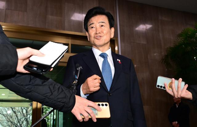 통일교 금품수수 의혹 당사자로 지목된 정동영 통일부 장관이 11일 서울 종로구 정부서울청사로 출근하며 취재진의 질문에 답변하고 있다. 뉴스1