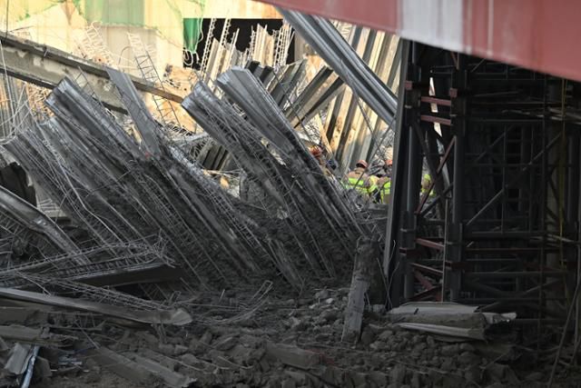 소방 당국이 11일 광주 서구 치평동 광주대표도서관 건설 도중 난 콘크리트 타설 작업 중 구조물 붕괴 사고 현장에서 잔해물에 매몰된 것으로 추정되는 작업자들을 수색 구조하고 있다. 광주=뉴시스