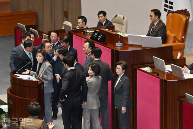 나경원 국민의힘 의원이 9일 국회에서 열린 본회의에서 가맹사업거래의 공정화에 관한 법률 일부개정법률안에 대한 무제한 토론(필리버스터)을 시작하자 우원식 국회의장이 주제와 벗어난 발언을 지속한다며 마이크를 꺼 나 의원 등 국민의힘 의원들이 우 의장에게 항의하고 있다. 민경석 기자