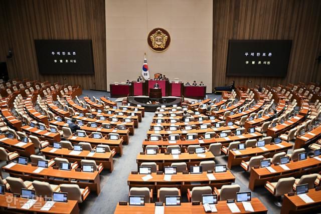 이헌승 국민의힘 의원이 12일 국회에서 열린 본회의에서 은행법 일부개정법률안에 대한 무제한 토론(필리버스터)을 하고 있다. 북적이던 국회 본희의장은 필리버스터가 시작되자마자 의원들이 자리를 비우며 대부분 텅 비었다. 정다빈 기자