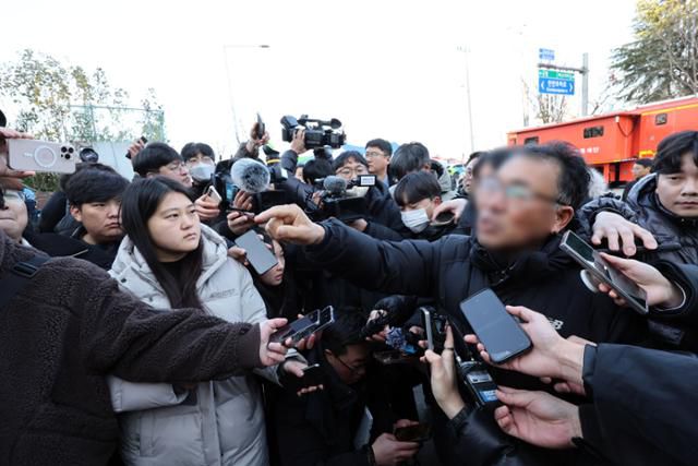12일 광주 서구 치평동(상무지구) 광주대표도서관 공사 붕괴현장에서 매몰된 작업자의 가족이 발언하고 있다. 광주=뉴스1