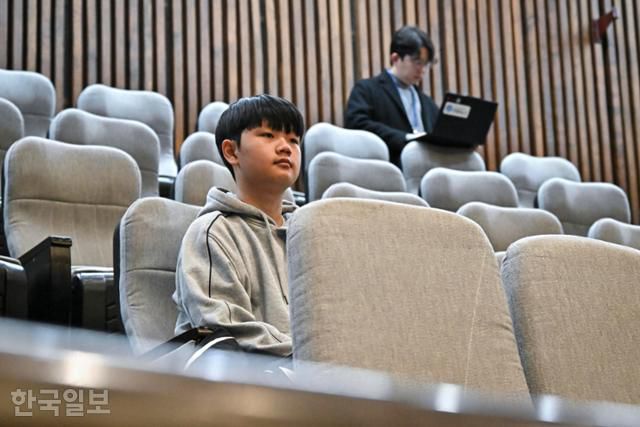 신민재 군이 12일 국회 본회의장을 찾아 필리버스터 상황을 지켜보고 있다. 정다빈 기자