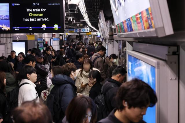 서울지하철 1∼8호선을 운영하는 서울교통공사 노조의 총파업 예고를 하루 앞둔 11일 서울시 중구 서울지하철 1호선 서울역에서 시민들이 지하철을 이용하고 있다. 뉴시스