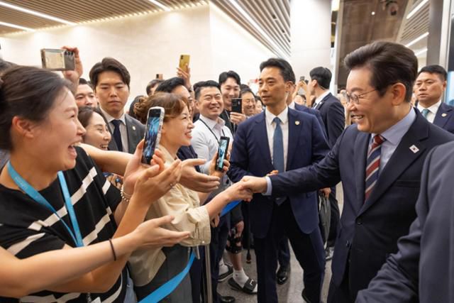 이재명 대통령이 9월 8일 서울 중구 서울스퀘어에서 열린 ‘대한민국, AI로 날다’ 국가인공지능(AI) 전략위원회 출범식에 참석해 시민들과 악수를 나누고 있다. 대통령실 제공