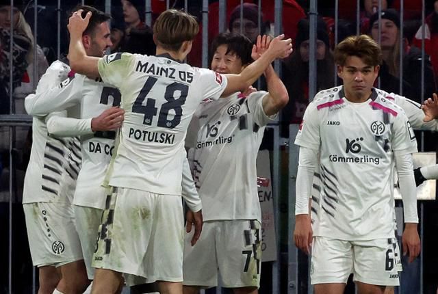 마인츠의 이재성(왼쪽 네 번째)이 15일 독일 뮌헨 알리안츠 아레나에서 열린 2025~26시즌 분데스리가 14라운드 바이에른 뮌헨전에서 득점에 성공한 후 동료들과 기쁨을 나누고 있다. 뮌헨=AFP 연합뉴스