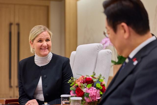 이재명 대통령이 3일 서울 용산 대통령실 청사에서 커스티 코번트리 국제올림픽위원회(IOC) 위원장을 접견하고 있다. 대통령실 제공