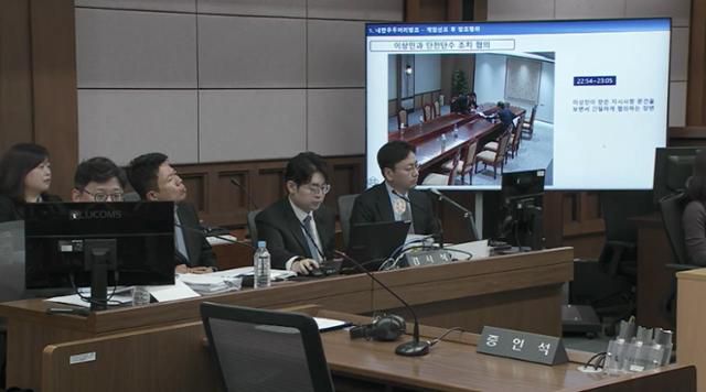 서울 서초구 서울중앙지법에서 열린 한덕수 전 국무총리의 내란 우두머리 방조 혐의 등 2차 공판에서 올해 10월 13일 12·3 비상계엄 당일 대통령실 폐쇄회로(CC)TV 영상 일부가 공개됐다. 사진 속 영상에 한 전 총리와 이상민 전 행안부 장관의 모습이 보인다. 서울중앙지법 제공