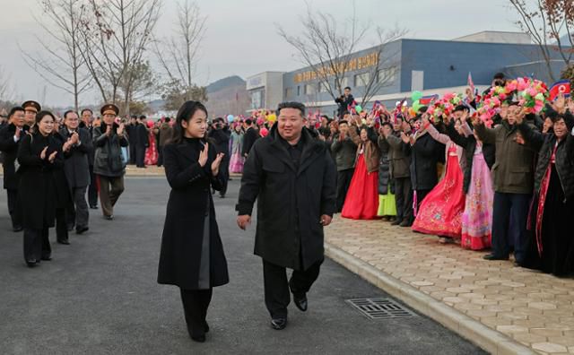 북한 노동당 기관지 노동신문은 15일 김정은 국무위원장 가족이 강동군 지방공업공장 및 종합봉사소 준공식에 참석했다고 16일 보도했다. 평양=노동신문·뉴스1
