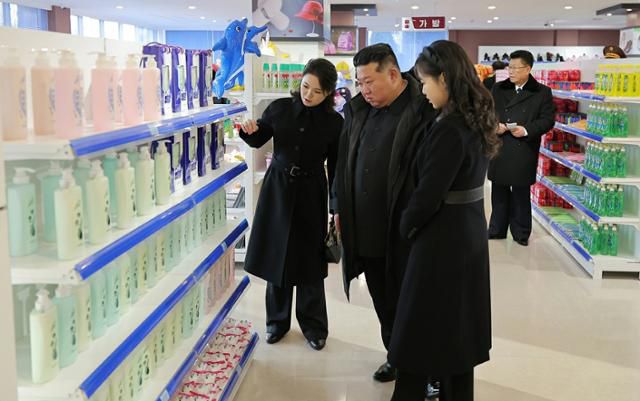 북한 노동당 기관지 노동신문은 15일 김정은 국무위원장 가족이 강동군 지방공업공장 및 종합봉사소 준공식에 참석했다고 16일 보도했다. 평양=노동신문·뉴스1