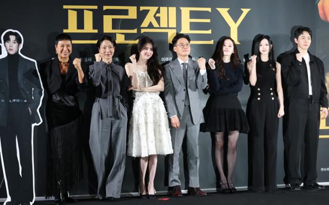 배우 정영주(왼쪽부터)와 김신록, 한소희, 이환 감독, 전종서, 유아, 김재균이 16일 서울 강남구 메가박스 코엑스에서 열린 영화 '프로젝트 Y' 제작보고회에 참석해 포즈를 취하고 있다. 뉴스1