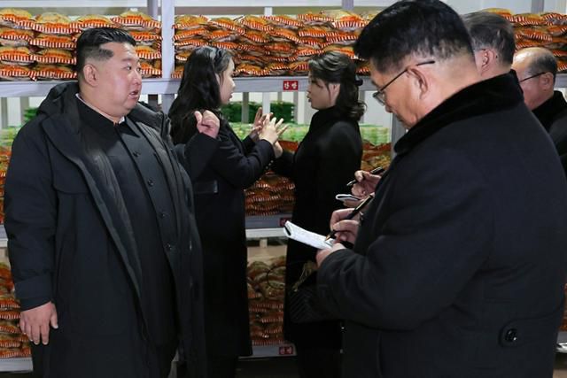 북한 노동당 기관지 노동신문은 15일 김정은 국무위원장 가족이 강동군 지방공업공장 및 종합봉사소 준공식에 참석했다고 16일 보도했다. 평양=노동신문·뉴스1