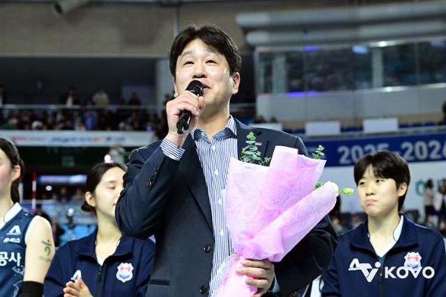 김종민 감독이 14일 김천실내체육관에서 열린 IBK기업은행전 승리 후 여자부 감독 최다승인 158승을 달성, 축하 꽃다발을 받은 뒤 팬들에게 감사 인사를 전하고 있다. 한국배구연맹 제공