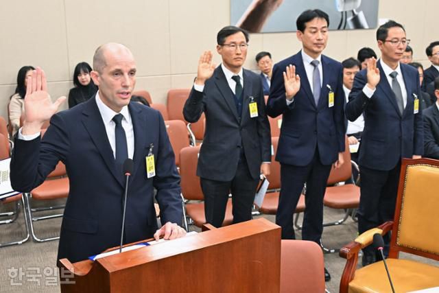 해럴드 로저스 쿠팡 대표이사 등 쿠팡 관계자들이 17일 국회 과학기술정보방송통신위원회에서 열린 쿠팡 침해사고 관련 청문회에 출석해 증인 선서를 하고 있다. 왼쪽부터 로저스 대표, 조용우 쿠팡 국회·정부 담당 부사장, 민병기 쿠팡 대외협력 총괄 부사장, 김명규 쿠팡이츠서비스 대표이사. 민경석 기자