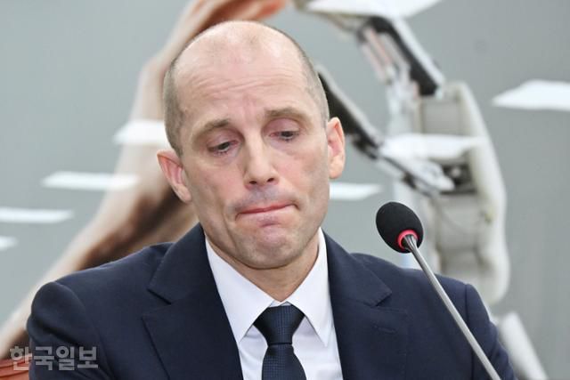 해럴드 로저스 쿠팡 대표이사가 17일 국회 과학기술정보방송통신위원회에서 열린 쿠팡 침해사고 관련 청문회에 출석해 생각에 잠겨 있다. 민경석 기자