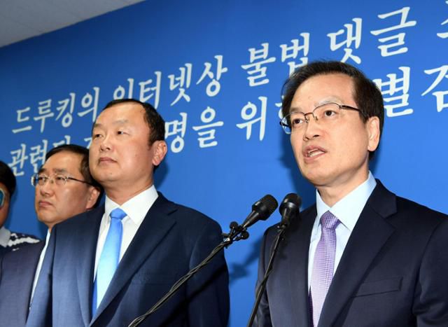 2018년 9월 허익범(오른쪽) 특별검사가 서울 서초구 특검 사무실에서 드루킹 댓글 조작사건 최종 수사결과를 발표하고 있다. 고영권 기자