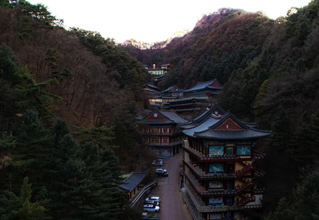 구인사의 정문인 천왕문에서 촬영한 경내 모습.