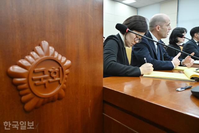 해럴드 로저스 쿠팡 대표이사가 17일 국회 과학기술정보방송통신위원회에서 열린 쿠팡 침해사고 관련 청문회에 출석해 의원 질의에 답하고 있다. 민경석 기자